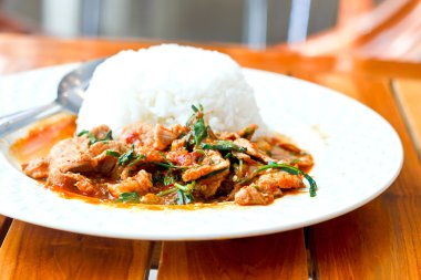 Kızarmış biber soslu domuz eti yapıştırın. Domuz börülce Tay gıda ile.