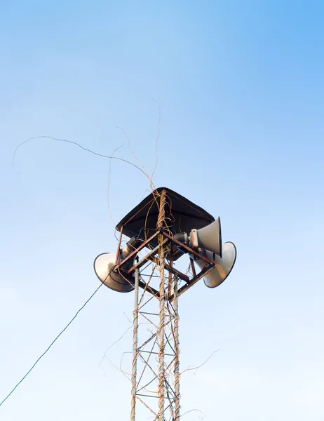 Fora alto-falantes porta contra o céu — Fotografia de Stock