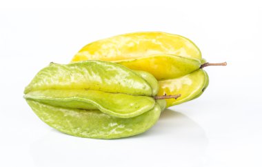 Beyaz arka plan üzerinde carambola. Star apple, star meyve.