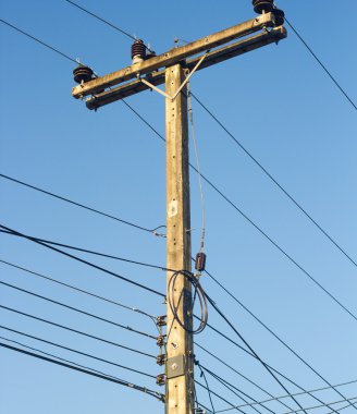 Güç hattı ile elektrikli beton direkler.