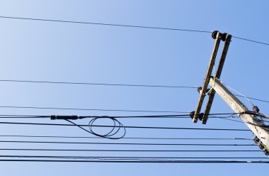 Güç hattı ile elektrikli beton direkler.