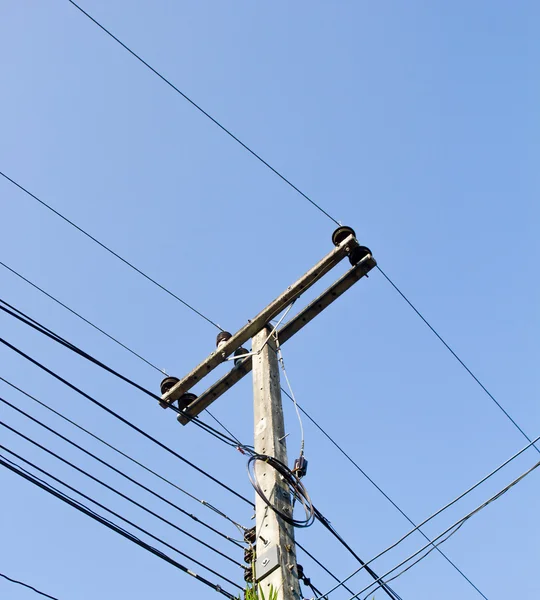 Línea de alimentación con postes de hormigón eléctrico . —  Fotos de Stock