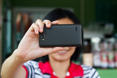 Smartphone parlak arka plan, closeup dokunmadan eller