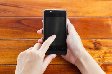 Smartphone parlak arka plan, closeup dokunmadan eller