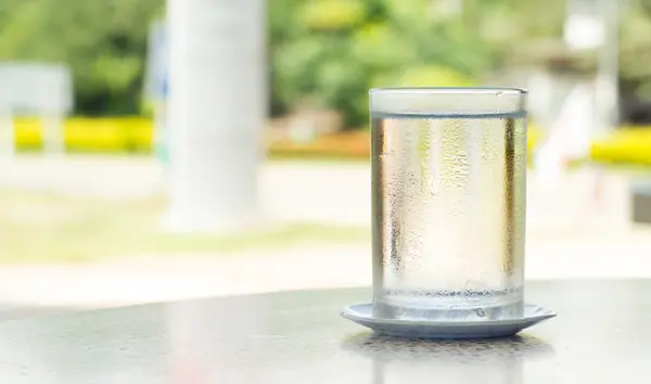 Un verre d'eau potable . — Photo