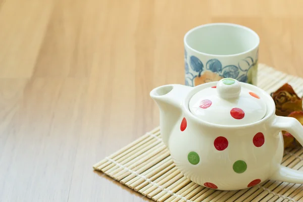 Tetera y taza en mesa de madera . — Foto de Stock