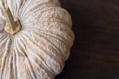 Rustik ahşap arka plan üzerinde kabaklar.