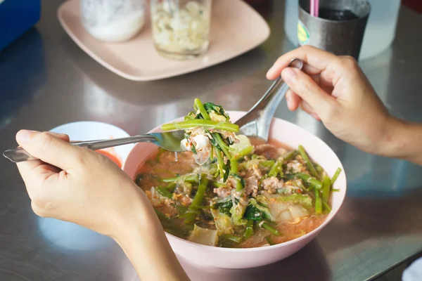 Comer Suki Yaki é macarrão de sopa e frutos do mar, bom para a saúde — Fotografia de Stock