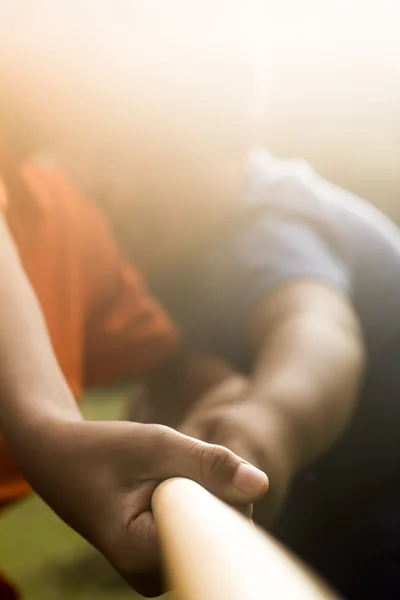 Dos chicos asiáticos jugando tirón war.Two tirando de una cuerda juego . — Foto de Stock