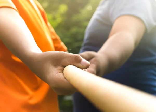 Dos chicos asiáticos jugando tirón war.Two tirando de una cuerda juego . — Foto de Stock