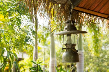 Vintage fener ahşap çatı üzerinde asılı.