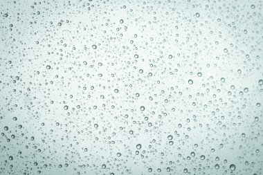Cam arka planda su damlaları.