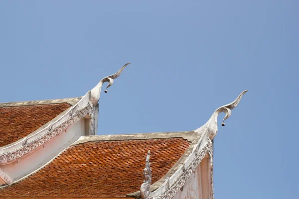 Thaïlande vieux toit du temple avec vieux beau travail en stuc sur bleu — Photo