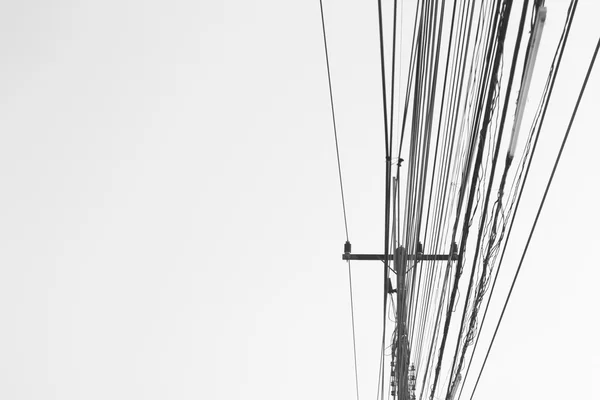 Cables eléctricos desordenados en Tailandia. Fibra óptica descubierta tec —  Fotos de Stock