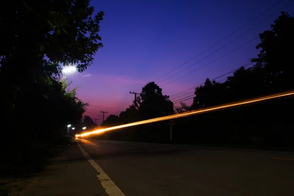Φως μονοπάτια στον δρόμο στην Ταϊλάνδη εκλεκτής ποιότητας φορτίο. — Φωτογραφία Αρχείου