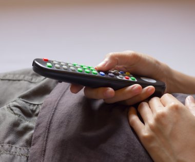 TV izlemek ve uzaktan kumanda kullanmak.