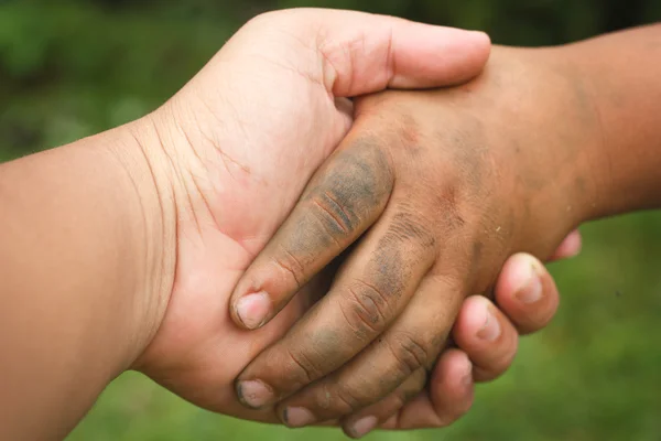 Kirli çocuğun eli yapmak el sıkışma. — Stok fotoğraf
