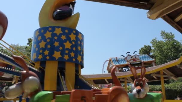 Carrousel dans le parc de vacances — Video