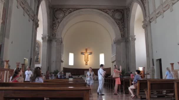 Persone in chiesa — Video Stock