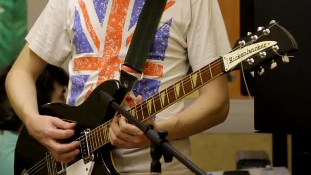 Gravação de música e tocar guitarra — Vídeo de Stock