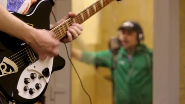 Musik merekam dan bermain gitar — Stok Video