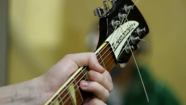 Запись музыки и игра на гитаре — стоковое видео