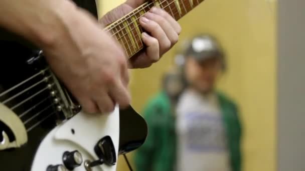 Запись музыки и игра на гитаре — стоковое видео