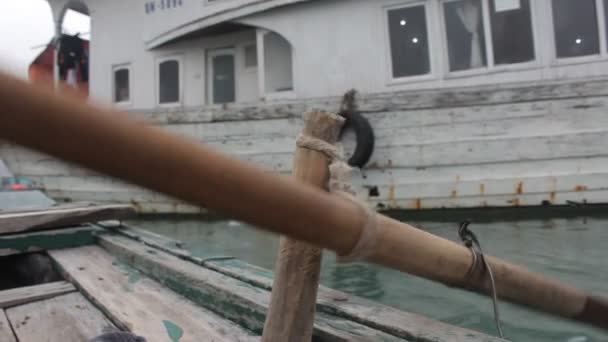 Viaje a la bahía de Halong — Vídeo de stock