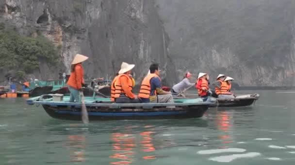 Viaje a la bahía de Halong — Vídeo de stock