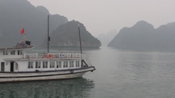 Viaje a la bahía de Halong — Vídeo de stock