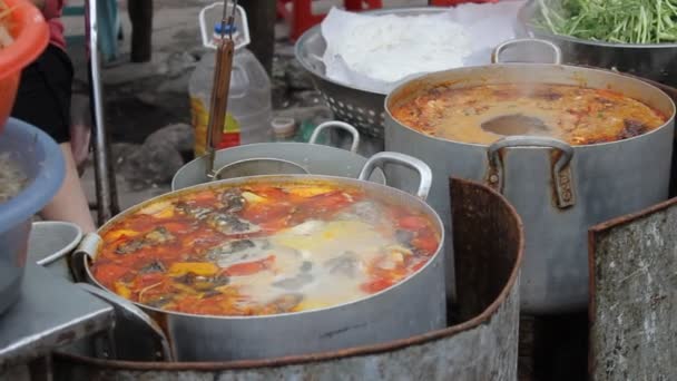 Straat levensmiddelen in Vietnam — Stockvideo