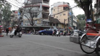 Sokaklarda trafik vardı.