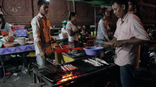 Straat levensmiddelen in Vietnam Stockvideo's