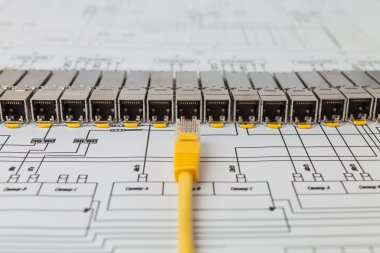 SFP ağ ölçü birimi için ağ anahtarı ve yama kablosu