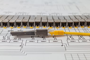 SFP ağ ölçü birimi için ağ anahtarı ve yama kablosu