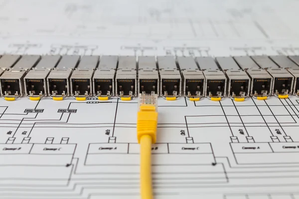 Moduli di rete SFP per switch di rete e patch cord — Foto Stock