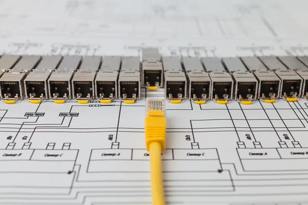 Moduli di rete SFP per switch di rete e patch cord — Foto Stock