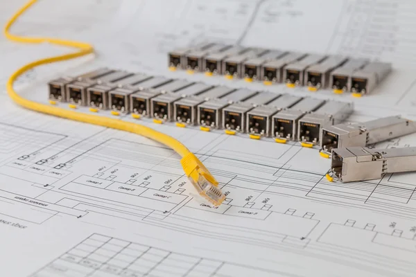 Modul jaringan SFP untuk switch jaringan dan patch cord — Stok Foto