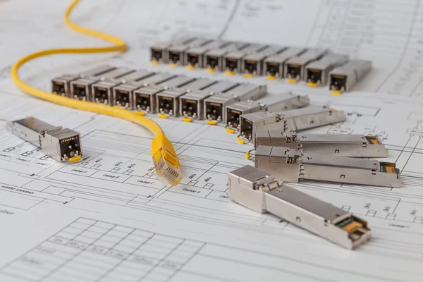 Сетевые модули SFP для сетевого коммутатора и патч-корда — стоковое фото