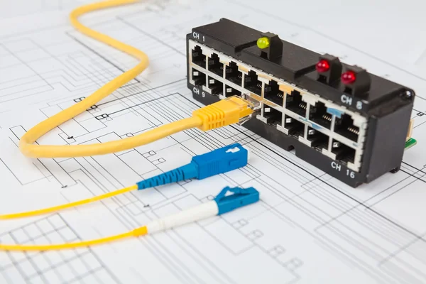 Interruptor de rede, cabos ópticos e UTP ethernet — Fotografia de Stock