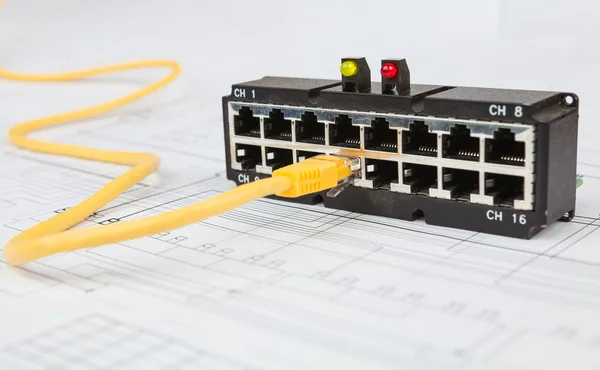Interruptor de rede e cabo ethernet UTP — Fotografia de Stock