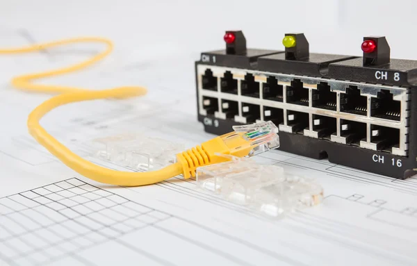 Netzwerk-Switch und utp-Ethernet-Kabel — Stockfoto