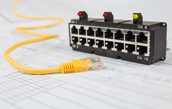 Netzwerk-Switch und utp-Ethernet-Kabel — Stockfoto