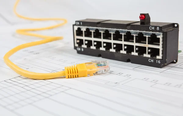 Commutateur réseau et câble Ethernet UTP — Photo