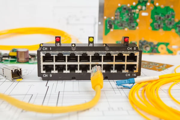 Interruptor de rede, ethernet UTP e cabo óptico e outros componentes eletrônicos — Fotografia de Stock