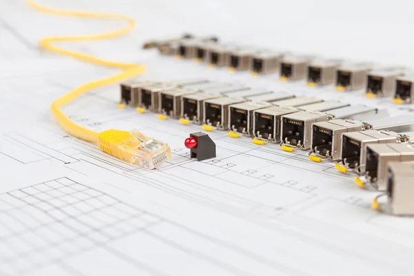 Módulos de rede SFP para switch de rede, patch cord e diodos — Fotografia de Stock