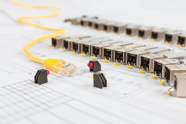 Módulos de rede SFP para switch de rede, patch cord e diodos — Fotografia de Stock