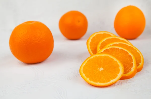 Frische Orangen und Scheiben — Stockfoto