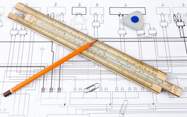 Profesyonel ölçek cetveli, kurşun kalem ve silgi planı üzerinde