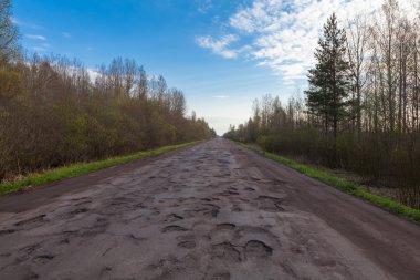 Büyük çukurlar ve asfalt'ın yol üzerinde delik.